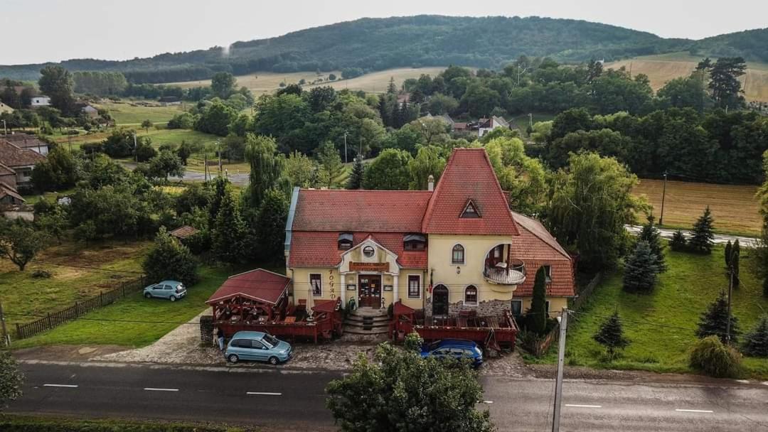Cserhatvoelgy Panzio Alsotold Buitenkant foto