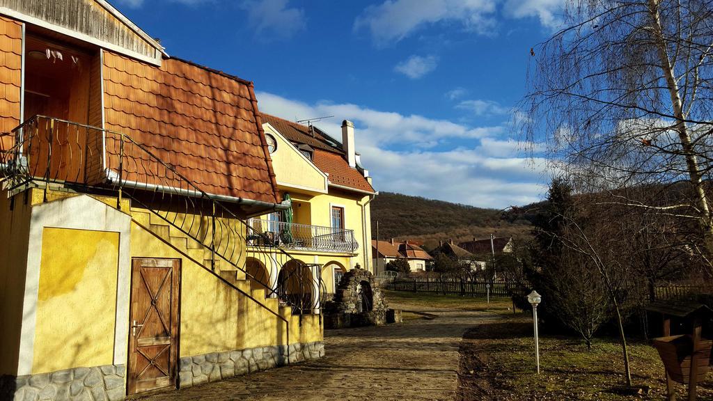 Cserhatvoelgy Panzio Alsotold Buitenkant foto