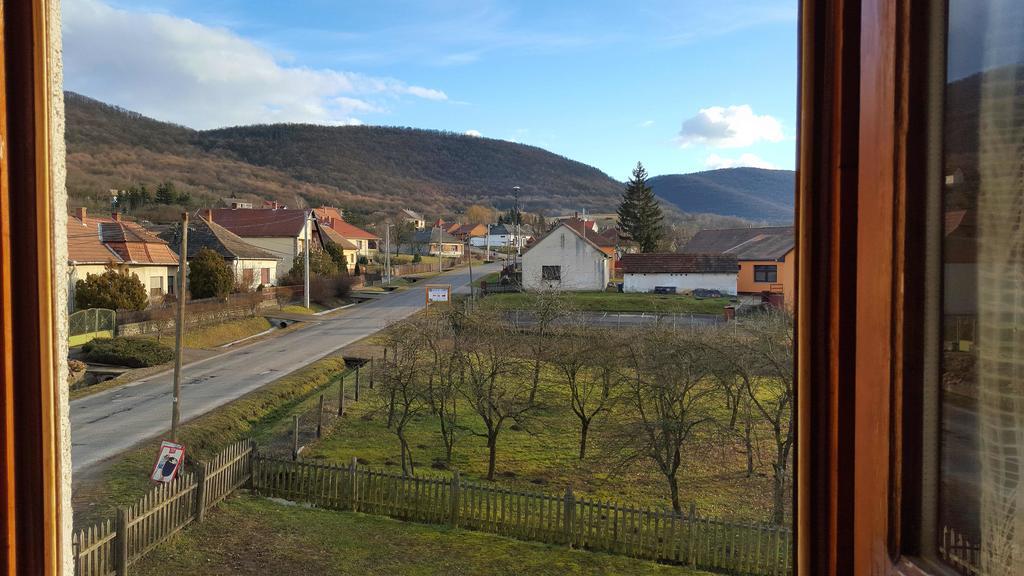 Cserhatvoelgy Panzio Alsotold Buitenkant foto